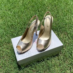 Lulu Townsend Gold Snake print pumps .